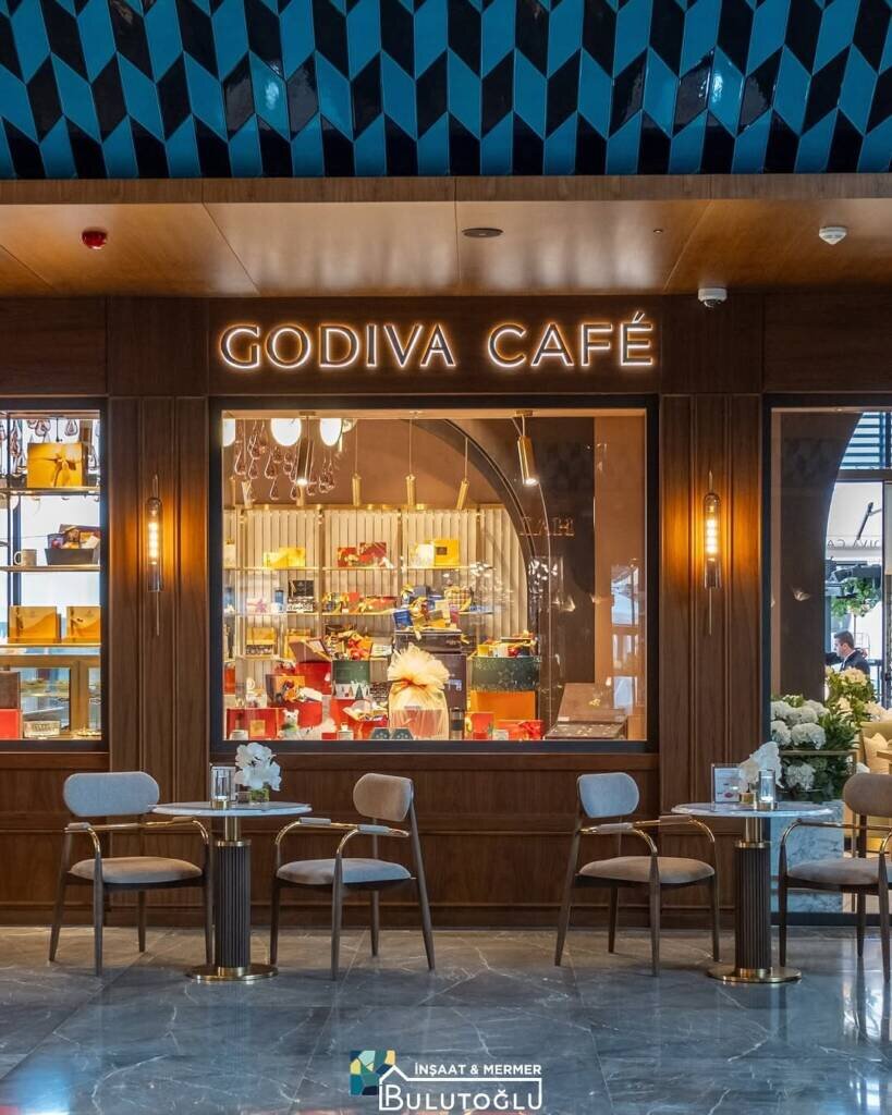 Godiva Restoran projesinde, mermerin doğallığını ve işçiliğimizin kalitesini ön plana çıkardık. Mekânın tuvalet mermerleri, zemin döşemeleri ve Godiva duvarı gibi dikkat çeken bölümlerinde özenle çalışarak, estetik ve dayanıklılığı bir araya getirdik.