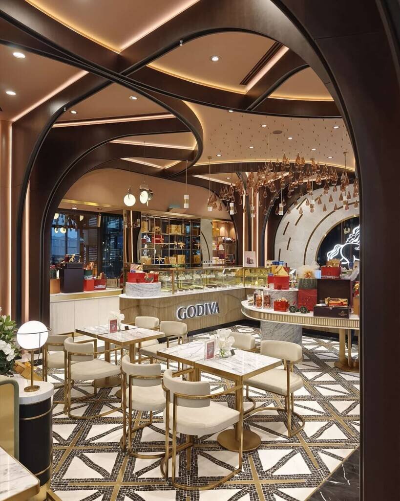 Godiva Restoran projesinde, mermerin doğallığını ve işçiliğimizin kalitesini ön plana çıkardık. Mekânın tuvalet mermerleri, zemin döşemeleri ve Godiva duvarı gibi dikkat çeken bölümlerinde özenle çalışarak, estetik ve dayanıklılığı bir araya getirdik.