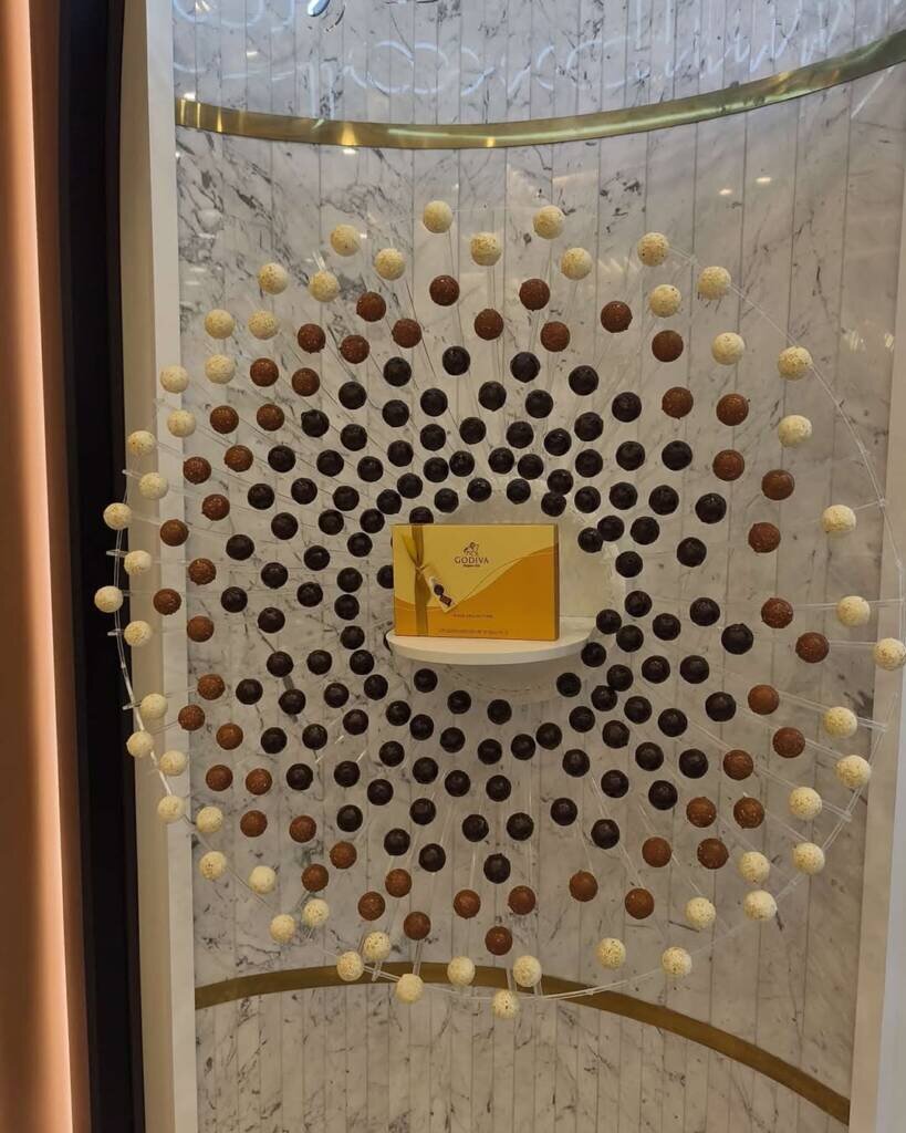 Godiva Restoran projesinde, mermerin doğallığını ve işçiliğimizin kalitesini ön plana çıkardık. Mekânın tuvalet mermerleri, zemin döşemeleri ve Godiva duvarı gibi dikkat çeken bölümlerinde özenle çalışarak, estetik ve dayanıklılığı bir araya getirdik.